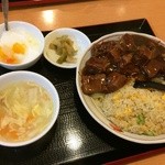 豊味苑 - 牛バラ肉と椎茸チャーハン