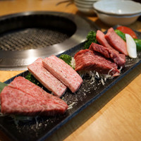モランボン本店 - 特選盛り 奥からタン、はらみ、ロース、ヒレ