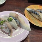 回鮮 まぐろ亭 - 〈左〉光物三昧、〈右〉〆サバ