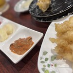 回鮮 まぐろ亭 - 〈左〉晩酌セットの珍味三点盛、〈右〉だだみ天ぷら