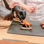 薪鳥新神戸 - 秋田高原比内地鶏の手羽先。手際よく中骨を抜きます