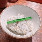 薪鳥新神戸 - 一膳目の薪焼きごはん。緑は行者ニンニクの葉っぱかな？