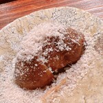 薪鳥新神戸 - チー油を塗布して薪で炙ったマッシュルーム。自家製の鶏節をすりおろします