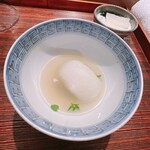 薪鳥新神戸 - 新玉葱の鶏スープ煮