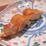 薪鳥新神戸 - 秋田高原比内地鶏の腿肉。モモの弾力とパリッパリの皮です二度美味しい\(//∇//)\