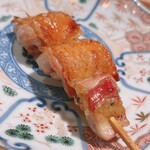 薪鳥新神戸 - 秋田高原比内地鶏の腿肉。完璧な焼き上がりです