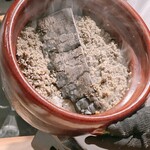 薪鳥新神戸 - 釜飯の上に薪で炙った鶏そぼろを乗っけて、さらにその上から薪を投入