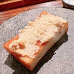 薪鳥新神戸 - 胸肉のリエット。バター香漂うブリオッシュ系の藁焼きトーストに乗っけました