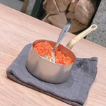 薪鳥新神戸 - 自家製ハリッサを取り出します。北アフリカの調味料ですね。クミンの香りが素敵でした