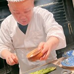 薪鳥新神戸 - アスパラガスに塩を振る親方