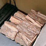 薪鳥新神戸 - 入り口には薪が積まれておりました