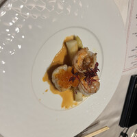 カーサ M - ホタテ貝柱と海老の炭火焼きとホワイトアスパラガス