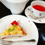 カフェ ローシャ　 - 白桃のタルトとベリー系の紅茶。