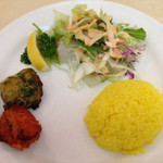 本日のランチ(サフランライス、サラダ、タンドリーチキン)