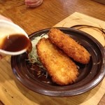 三鷹漁港 大介丸 - 熱々の器にソースをジュワー！