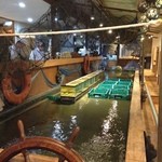 三鷹漁港 大介丸 - 店内にいけすがあります。