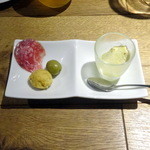 アミューズ（メニューA）ジャガイモトリティージャと玉蜀黍ムース