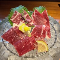 馬桜 下通り店 - 馬刺し6種盛り
