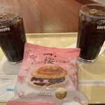 ドトールコーヒーショップ - もっちり桜どら焼きとアイスコーヒーSサイズです。（2025年3月）