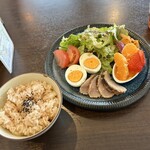バルバルキッチンアメリ - サラダランチ：鰤のタタキとフルーツのサラダ(¥1,200)