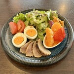 バルバルキッチンアメリ - 鰤のタタキとフルーツのサラダ