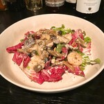 山下食堂 - 海老と木の子のサラダ　ゴルゴンゾーラソース（半分）