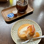 バルバルキッチンアメリ - ロールケーキフルーツ添え(¥300)
      食後のアイスコーヒーS(¥300)