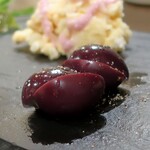 トリワイン ＰＩＫＯＳＨＨＨＵ - こだわり前菜盛り５種のうずら卵の赤ワイン漬け