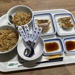 長崎ちゃんぽん リンガーハット - 料理写真:セットぎょうざ3個と半チャーハン×2