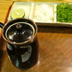 手造りうどん 楽々 - ちく玉天生醤油　薬味他