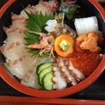 民宿しらい - 魚河岸丼（小鉢・味噌汁・おしんこ付き）