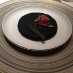 エクアトゥール - ★9.5アミューズ　軽く燻製した馬肉のマリネ