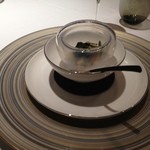 エクアトゥール - ★8.5アミューズ　黒あわびと天然じゅんさい、雲丹ソースの海苔チップ