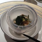 エクアトゥール - ★8.5アミューズ　黒あわびと天然じゅんさい、雲丹ソースの海苔チップ