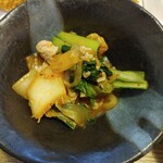 トヨタアジフライ - 副菜も美味しくて、これは、確か豚キムチの和え物ですね。