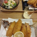 トヨタアジフライ - アジフライのしっぽを食べるが好きなので、鯵のせんべいと２つあるのは、とても嬉しいです。