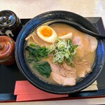 喫茶マンボ - Wチャーシュー鶏白湯（味玉入り全部のせ）。1350円（税込）。