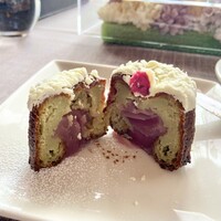boB the garden Ginza - 桜の半熟カヌレ の、内側