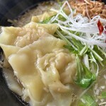 鶏龍軒 - ぷりんとした海老ワンタン。上質