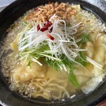 鶏龍軒 - 海老ワンタン麺。レンゲでネギが入らないよう汁をすくったり、ニンニク付近の汁をすすったりと、いくつもの味を楽しみながら。小ライス頼めばよかった（レンゲ内で雑炊風）