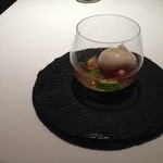 エクアトゥール - ★7　デザート　ヴェルベーヌでコンポートした桃と佐渡島いちじくキング、桃の炭酸ムースとグァバソルベ