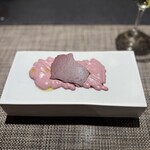 ペルー料理 bepocah - 紫オリーブのソース。上のかけらも紫オリーブでできてる