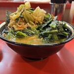 家系総本山 吉村家 - チャーシュー麺中盛ほうれん草野菜畑固め濃いめ多め