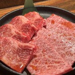 ハラミの向こう側 - 特撰極上カルビ（左）と特製極上ロース（右）