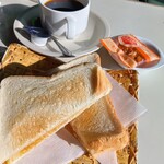 グリーン - トースト(バター)300円。ホットコーヒー350円