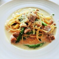 パパミラノ 阪急グランドビル店 - 鶏のラグーのクリームソースパスタ、深さあるお皿で提供され最後まで熱々！パスタは細めで程よいアルデンテ