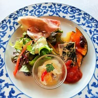 パパミラノ 阪急グランドビル店 - 華やかな前菜盛り合わせは南瓜マリネやあんこうのエスカベッシュ、ほうれん草とベーコンのフリッタータやハモンセラーノのサラダなど