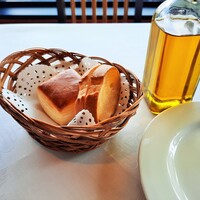 パパミラノ 阪急グランドビル店 - パンはバゲットとふんわりした甘いミルクパンの2種類、卓上のオリーブオイルを付けて