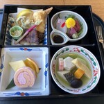 和食 清水 - お弁当。水物に苺クリームのロールケーキ美味しいです。それにピンク色の縞模様が強く印象に残りました。