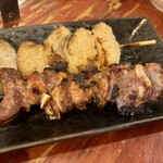 もつ焼き 三朝 - 泣くほど旨いゆてアブラは1本でオイルタンク満タン。
      ナンコツはまったり飲る日のアテに最高。